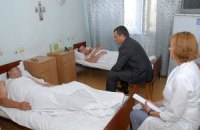 Захарченко посетил в больнице жертв штурма Святошинского РОВД