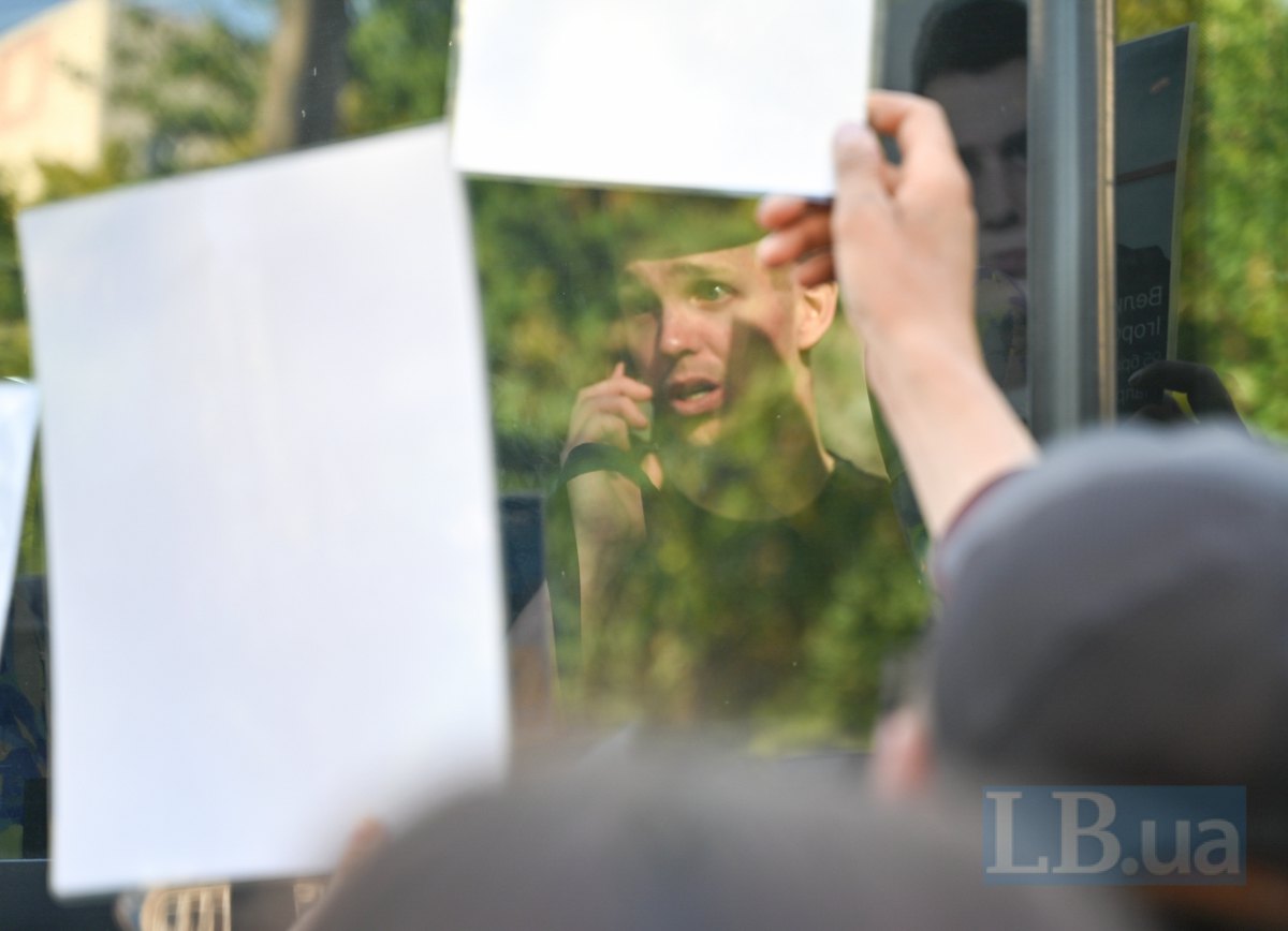 Звільнений з полону телефонує рідним