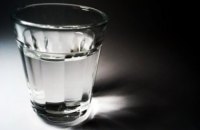 Во Львовской области четверо школьников отравились водкой во время занятий