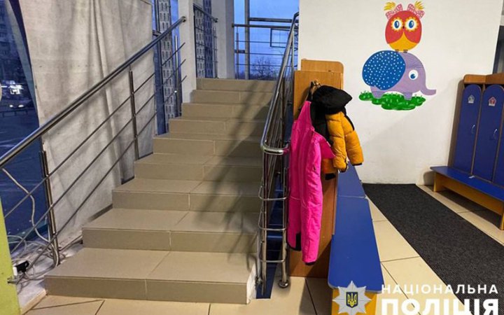 ​Поліція Києва повідомила про підозру виховательці дитсадка, через яку дворічний хлопчик впав зі сходів 