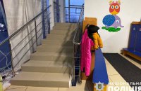 ​Поліція Києва повідомила про підозру виховательці дитсадка, через яку дворічний хлопчик впав зі сходів 