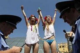 Милиция не дала Femen вволю искупаться (ФОТО+ВИДЕО)