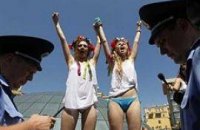 Милиция не дала Femen вволю искупаться (ФОТО+ВИДЕО)