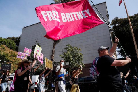 Суд в США отстранил отца Бритни Спирс от опекунства над ней