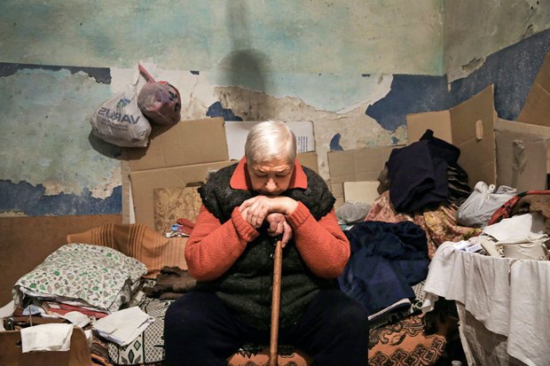 Пенсионерка в бомбоубежище, Донецк, 21 декабря 2014 года