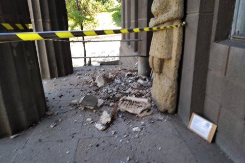 У Художньому музеї в Києві обвалилась частина портику (оновлено)