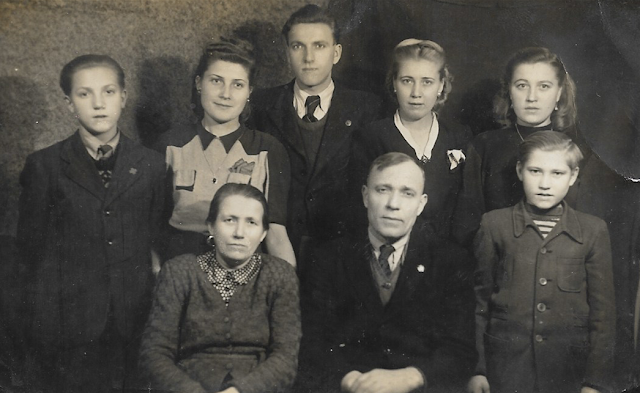 Сім'я матері Маркіяна Орисі Гунчак (стоїть крайня справа) у західній Німеччині після Другої Світової війни. Згодом родина
емігрувала до США.