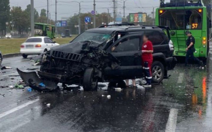 У Харкові позашляховик зіштовхнувся з тролейбусом та автобусом, є постраждалі. Водія затримали (оновлено)