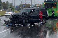 У Харкові позашляховик зіштовхнувся з тролейбусом та автобусом, є постраждалі. Водія затримали (оновлено)