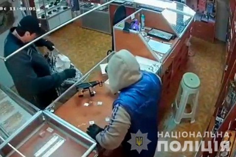 Двое вооруженных мужчин ограбили ювелирный магазин в Черновицкой области