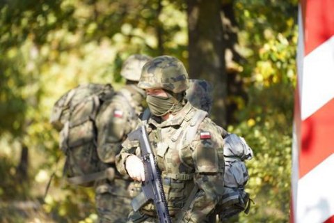 Польща збільшила кількість військових на кордоні з Білоруссю