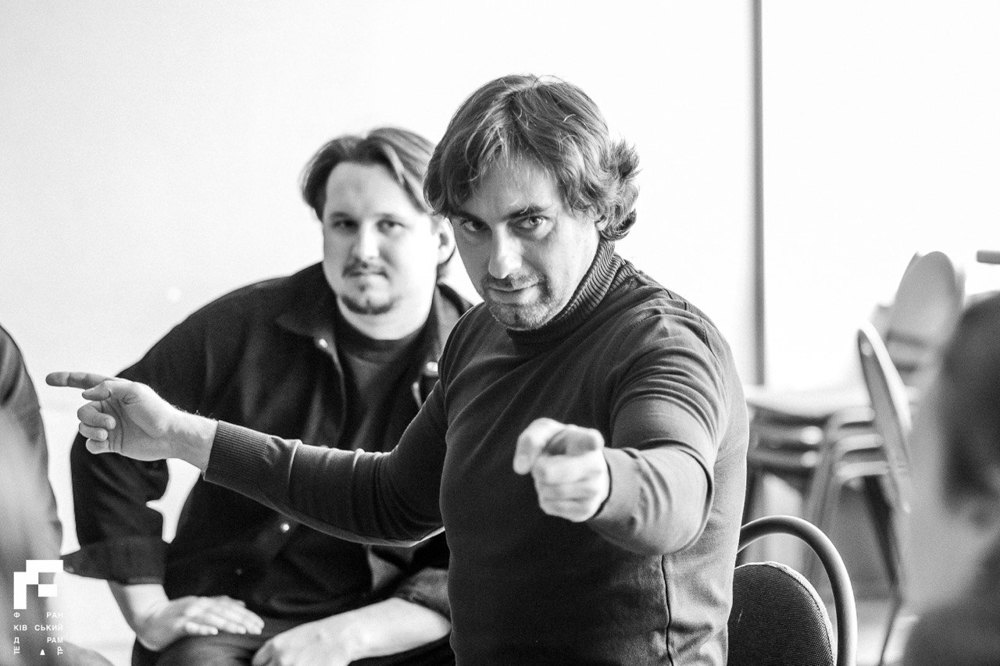 Репетиція вистави 'Шум за сценою'. На фото Олексій Гнатковський. 