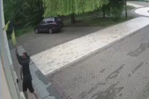 Чоловіку, який порвав державний прапор в київському парку, повідомлено про підозру