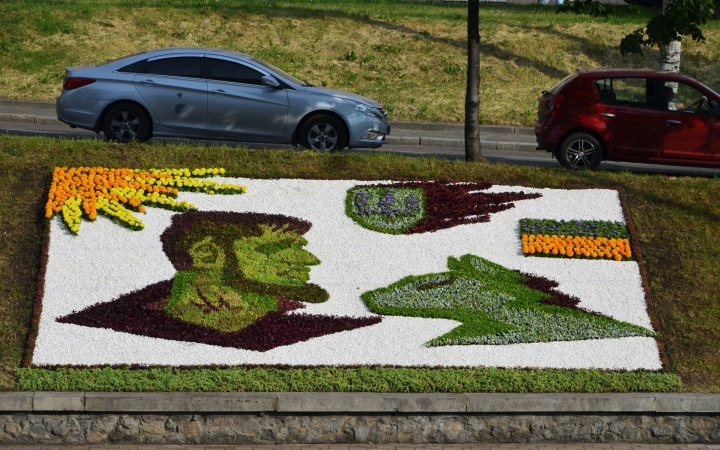 В Києві зробили квіткове панно, котре зображує Дмитра “Да Вінчі” Коцюбайла