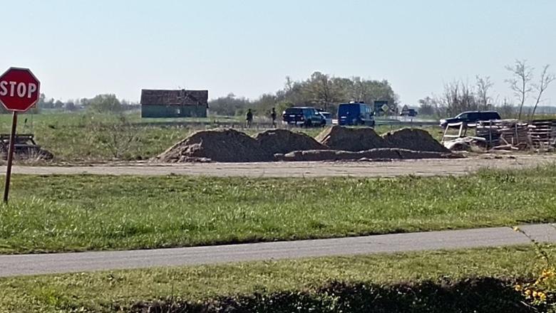 Поліція на місці знаходження підозрілих предметів виявлених поблизу газопроводу