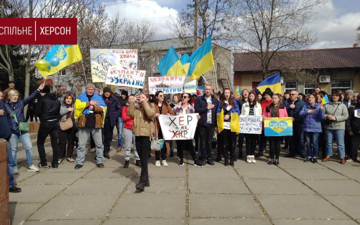 Російські окупанти знову розігнали мирний мітинг у Херсоні