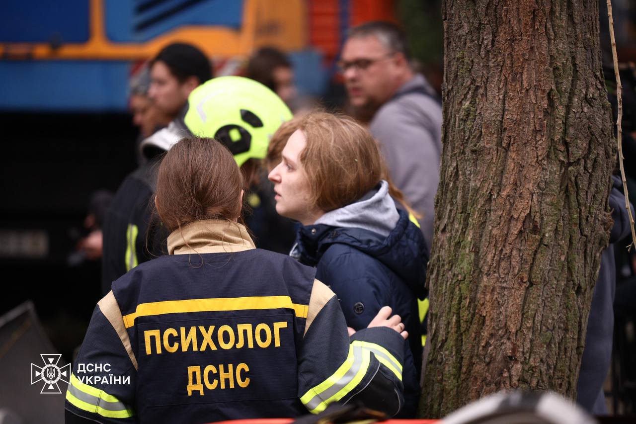 Психолог надає допомогу на місці російської атаки по Києву 31липня