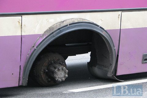 В Киеве у автобуса отвалилось колесо