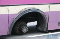 У Києві в автобуса відпало колесо