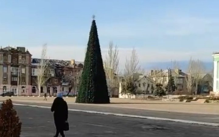 У зруйнованому Сєверодонецьку окупанти встановили новорічну ялинку