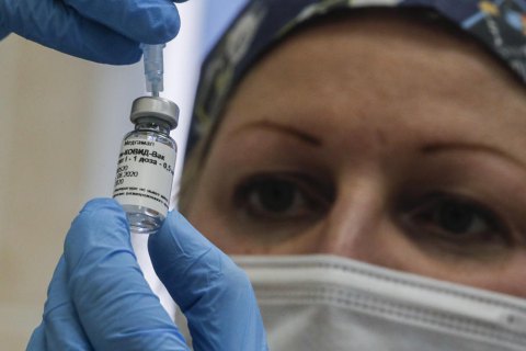 Трое привитых российской вакциной врачей все равно заразились COVID-19