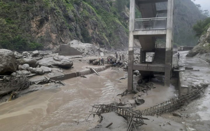 Десятки людей зникли безвісти після повені на кордоні Непалу та Китаю
