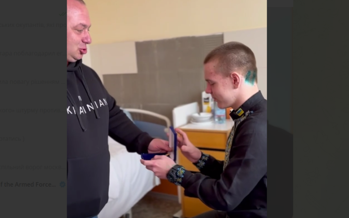 Хлопчик із Сум, який рятував людей з палаючого автобуса, отримав нагороду від міста