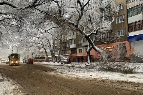 Одесу засипало снігом, у місті ускладнено рух транспорту