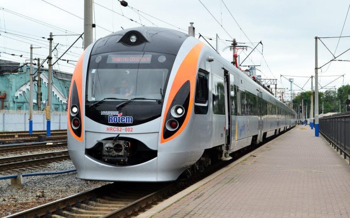 "Укрзалізниця" запустила продаж квитків на нові рейси потягів у напрямку Карпат на свята. Купуйте зручно на Tickets.ua 