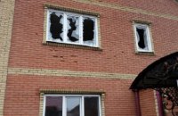 В результате обстрела боевиками Марьинки повреждены жилые дома и школа