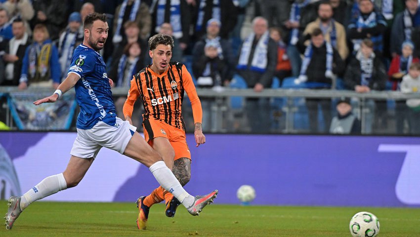 Марлон Гомес б'є по воротах