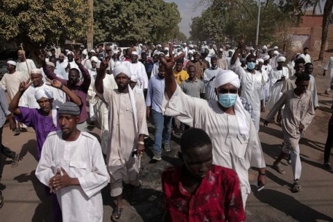 В Судане военные застрелили трех протестующих (обновлено)