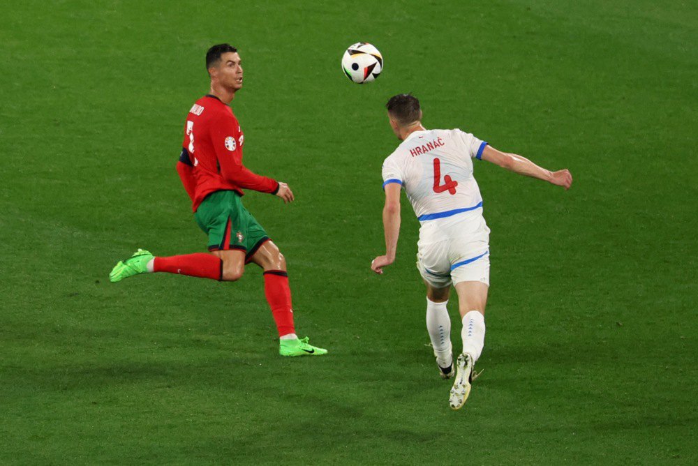 Кріштіану Роналду з Португалії (ліворуч) проти Робіна Гранаца з Чехії під час матчу групи F Євро-2024 між Португалією та Чехією в Лейпцигу, Німеччина.