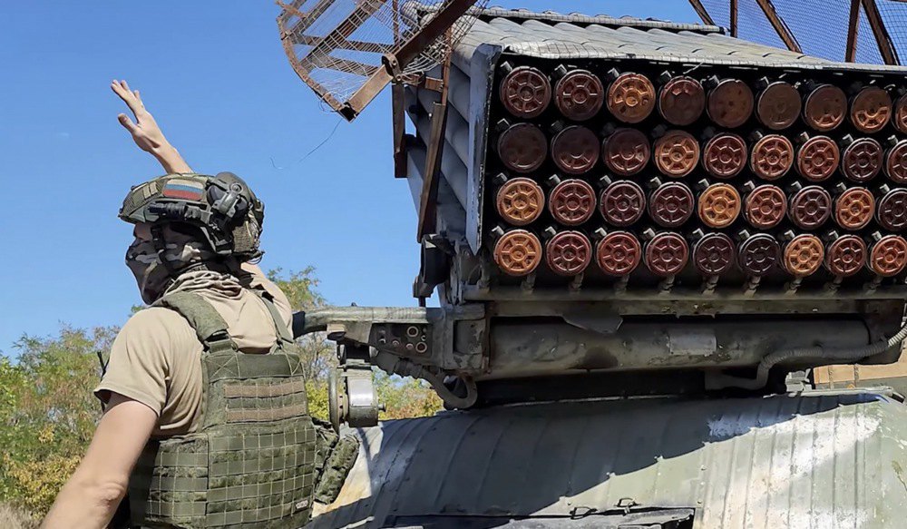 Окупант біля самохідної 122-мм реактивної системи залпового вогню БМ-21 «Град», серпень 2024 року. 