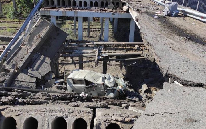Росіяни авіаударами зруйнували міст на підʼїзді до Лисичанська
