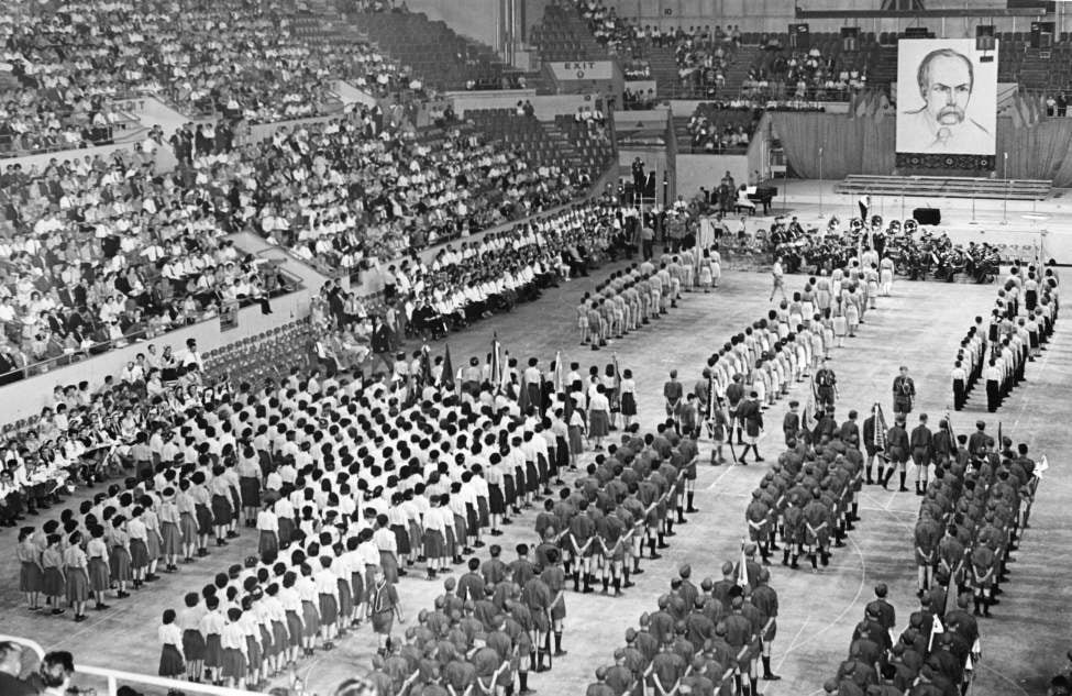 Члени різних українських молодіжних організацій вшанували пам’ять поета Тараса Шевченка під час фестивалю на <i>Winnipeg Arena</i>, 10 липня 1961. 