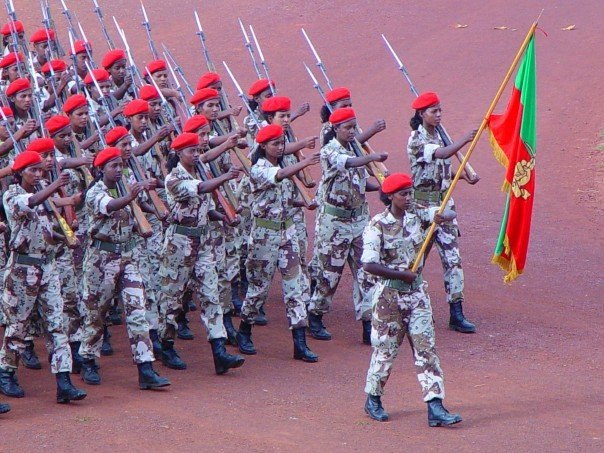 Женщины-солдаты на параде в Эритрейе