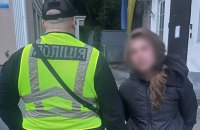 В Києві затримали жінку, яка пошкодила меморіал на Алеї Героїв