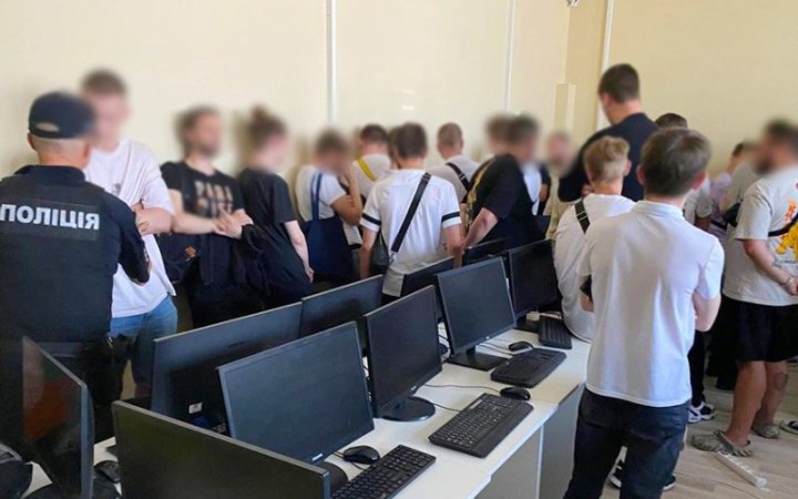 ​У Києві на Подолі викрили незаконний call-центр на 700 "робочих місць"