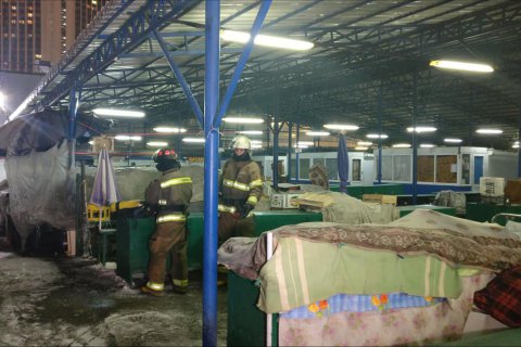 В Киеве произошел пожар на рынке "Левобережный"