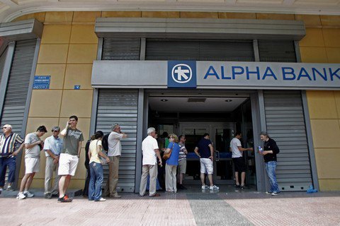 В Греции вводят банковские каникулы
