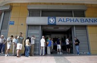 В Греции вводят банковские каникулы