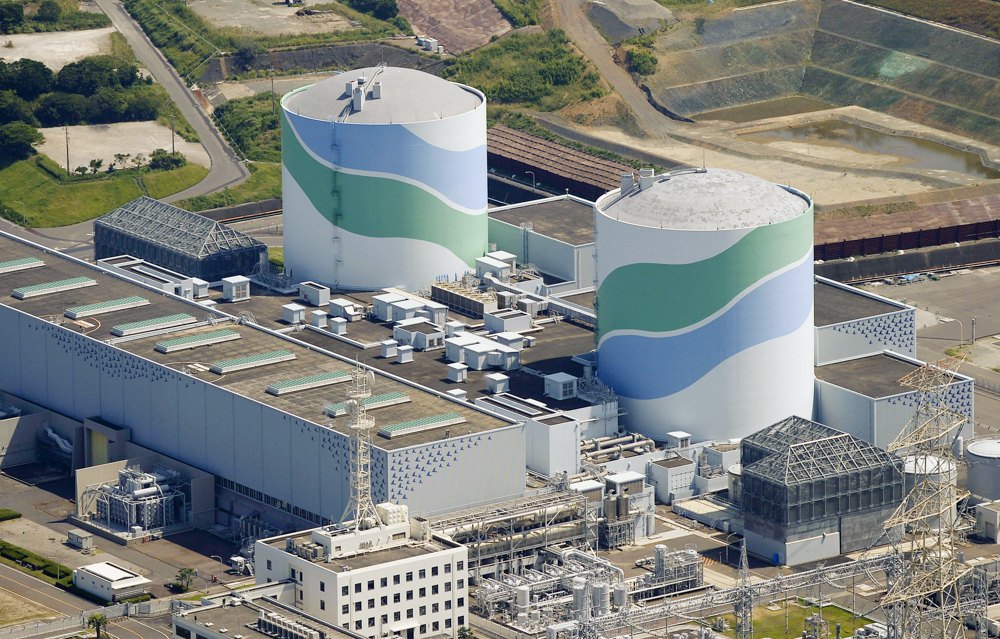 Реактори 1 і 2 (ліворуч) атомної електростанції Сендай у місті Сацума-Сендай, Японія.