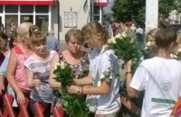 В "день тишины" в Чернигове раздавали розы от одного из кандидатов