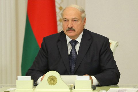Лукашенко спростував чутки про свій інсульт і запропонував "помацати" себе