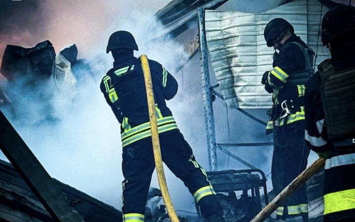 На Київщині через російську атаку палала територія підприємства і приватний будинок (доповнено)