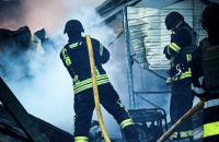 На Київщині через російську атаку палала територія підприємства і приватний будинок (доповнено)