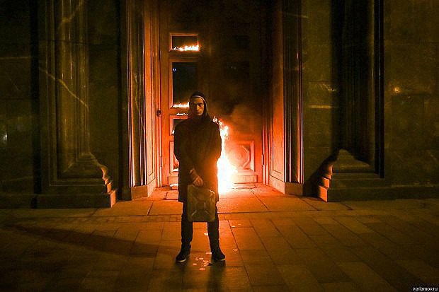 Художник Петр Павленский поджег входную дверь во время акции у здания ФСБ на Лубянке
