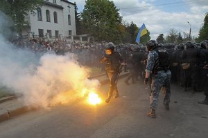 В протестующих против языкового закона в Николаеве бросили дымовую шашку