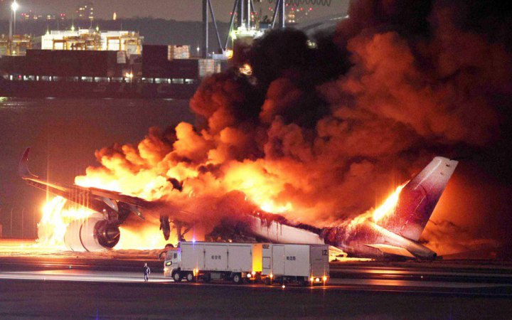 В аеропорту Токіо внаслідок зіткнення літаків зайнявся пасажирський Airbus, є 5 загиблих